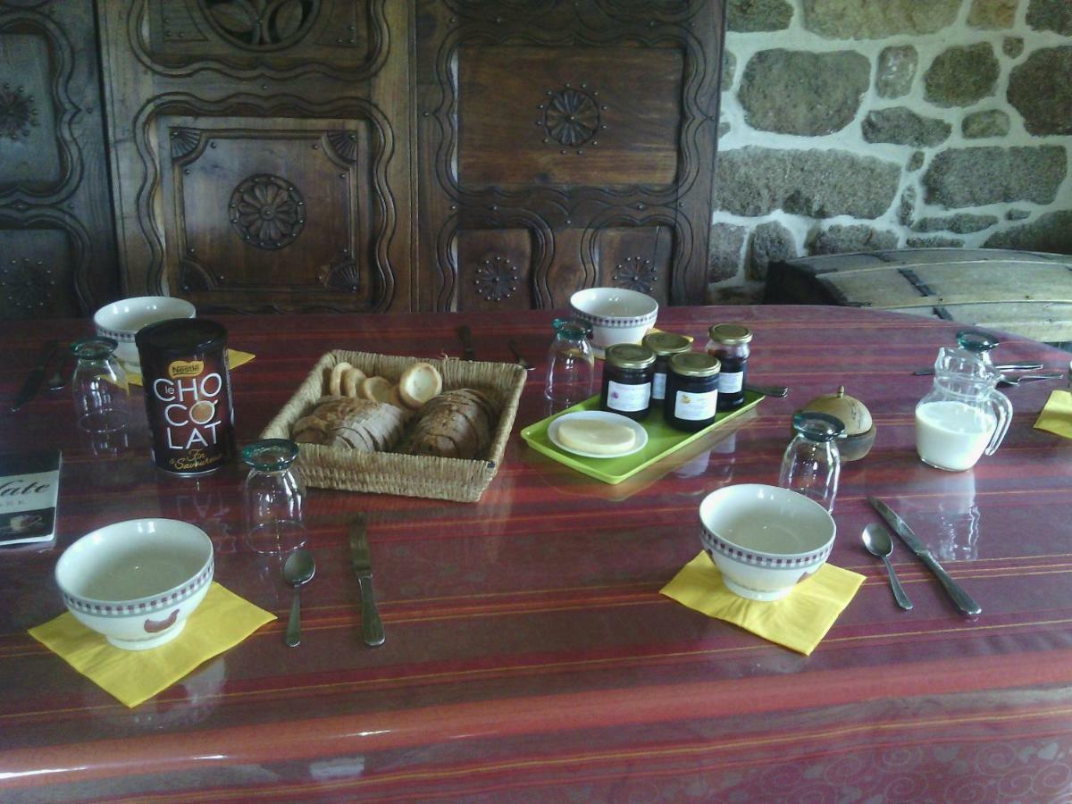 La Roche Bed and Breakfast Saint-Etienne-en-Cogles Exterior foto