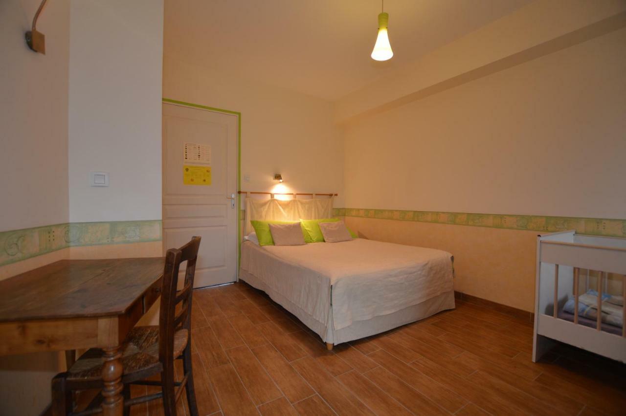 La Roche Bed and Breakfast Saint-Etienne-en-Cogles Exterior foto